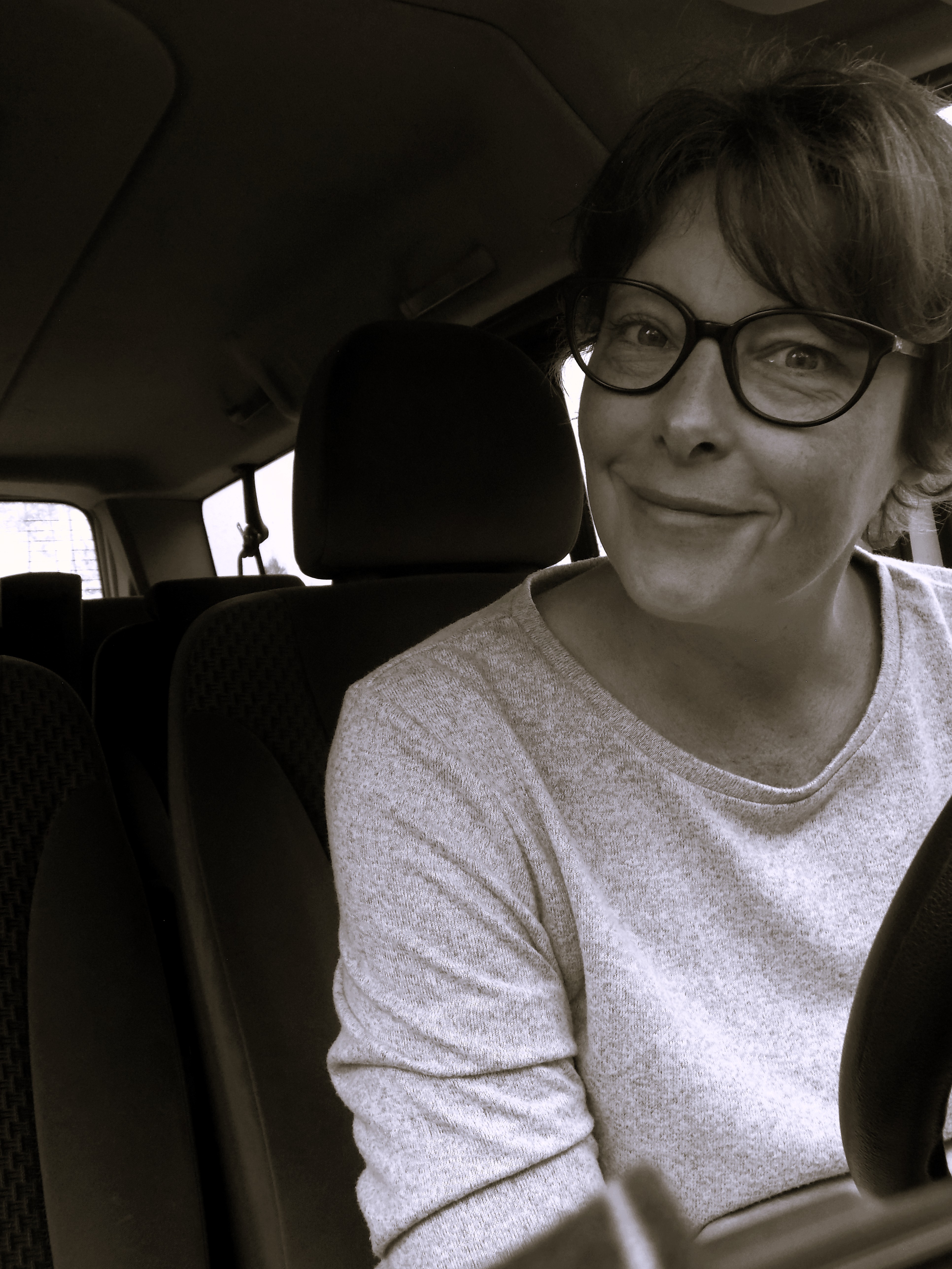 Emeline, fondatrice de Rosaly transport, dans le minibus